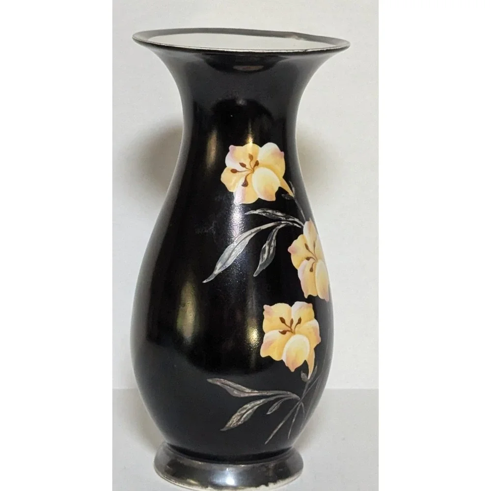 Johann Seltmann Vohenstrauß, Bavaria, Hand-Painted Porcelain Vase 1901 - 1932